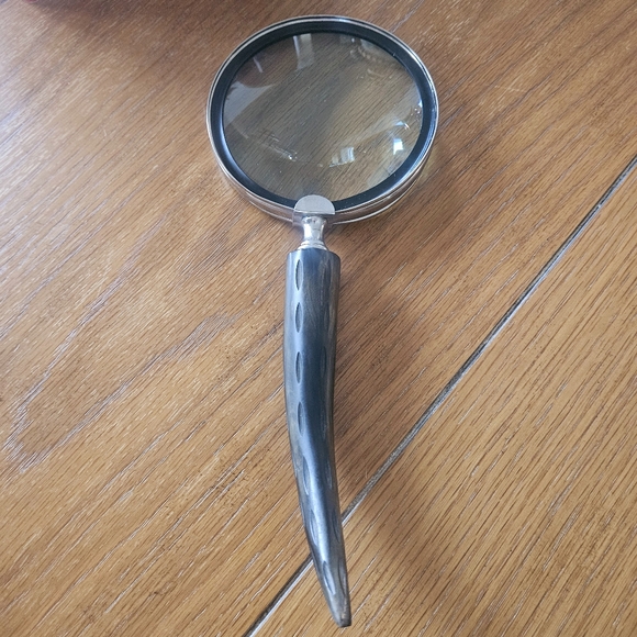 Magnifying Glass - Picture 2 of 5